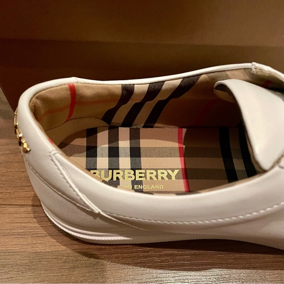 New in box Burberry white leather sneakers with gold tone logo and check lining - Picture 4 of 12